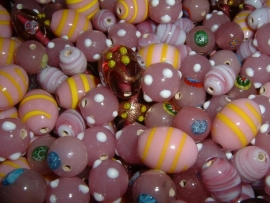 100 gram roze gekleurde semi fancy glasmix 5-25 mm.