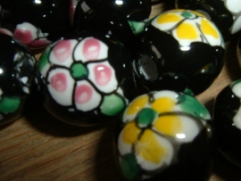Mooie grote zwarte kralen met bloem 20 mm.