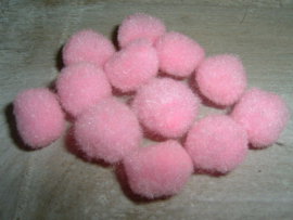 10 Stuks mooie lichtroze pompoms van 15 mm.