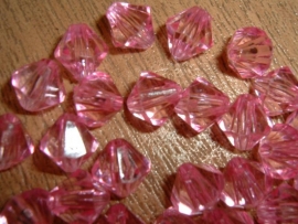 25 Mooie transparant roze facetkralen (konisch) van acryl 10 mm.