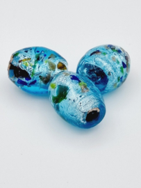 Mooie grote zachtgroene of blauwe zilverfolie glaskralen met spikkels 20 mm.