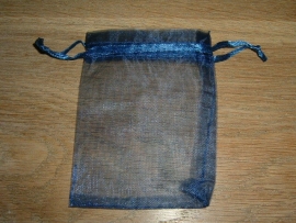 Mooie donkerblauwe organza zakjes 9 x 7 cm.