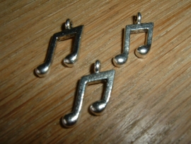 Mooie zilverkleurige metalen hanger "muzieknoot"