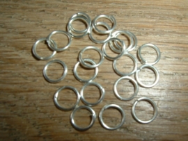 100 Stuks mooie silverplated ringetjes van 8 mm.