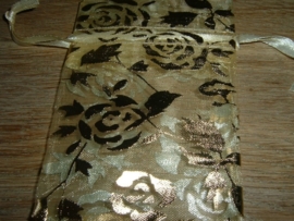 Mooie goudkleurige organza zakjes met bloemen 9 x 7,5 cm.