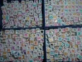 Mooie witte letterblokjes met vrolijke gekleurde letters