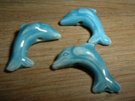 Mooie aquablauwe keramieke kralen in de vorm van een dolfijn