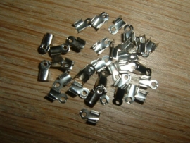 25 zilverkleurige veterklemmetjes 3x6mm.