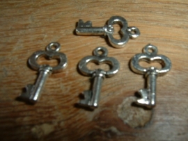 Mooie antique zilverkleurige hangertjes van een sleutel van 15 mm.