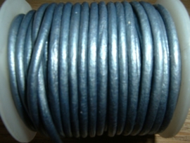 Rond DQ leerkoord van 2 mm. in een mooie poederblauwe metallic kleur