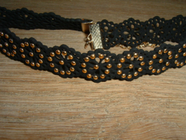 Mooie sjieke zwarte choker met goudkleurige studs