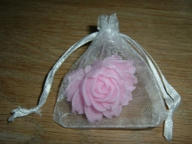 Mooie kleine witte organza zakjes van 7 x 5 cm.