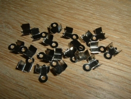 10 zilverkleurige veterklemmetjes 8x4mm.