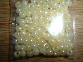 Mooie glanzende ivoorkleurige kleine glaskraaltjes 2,5 mm.