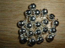 20 Stuks mooie zilverplated belletjes van 8 x 10 mm.