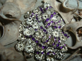 Mooie zilverkleurige spacers met paarse steentjes van 6 mm.