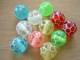 Mooie transparant gekleurde kralen in de vorm van een voetbal