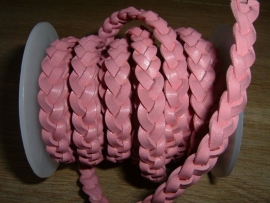 Mooie platgevlochten leer in de kleur roze