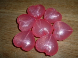 Mooie roze kralen in de vorm van een groot hart