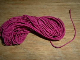 Elastiek draad in een mooie donkerpaars/roze kleur 0.8 mm.