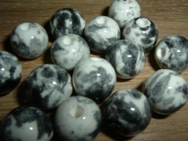 Mooie ronde wit met zwarte kralen 12 mm.