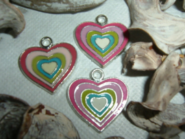 Leuke hangertjes/bedeltjes in de vorm van een roze hartje