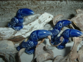 Mooie donkerblauwe kralen in de vorm van een toekan