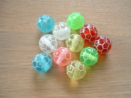 Mooie transparant gekleurde kralen in de vorm van een voetbal