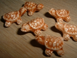 Mooie caramelkleurige keramieke schildpadjes