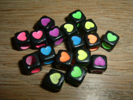 10 stuks Mooie zwarte blokjes kralen met een gekleurd hartje 7 mm (mix)