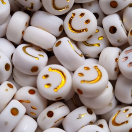 Voordeelverpakking Witte ronde letterkralen met een gouden smiley 7 mm. 50 stuks