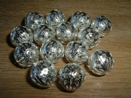 Mooie zilverkleurige opengewerkte ronde kralen 14 mm.