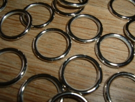 10 Grote metal look zilverkleurige ringetjes van 15 mm.