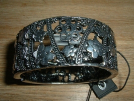 Mooie zilverkleurige metalen opengewerkte armband