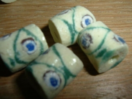 Mooie zachtgroene glaskralen met een patroontje in groen, wit en blauw.