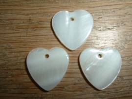 Mooie hangertjes in de vorm van een wit hartje