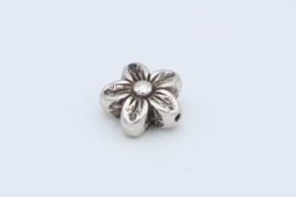 Mooie zilverkleurige kraal in de vorm van een bloem (T24)