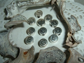 Mooie DQ letterkralen in antiek zilver
