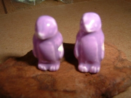 Mooie paarse keramieke kralen in de vorm van een pinguin