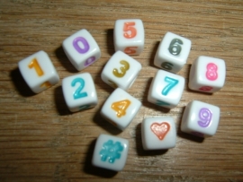 Mooie witte cijferkralen met gekleurde cijfers in de vorm van een blokje
