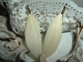 Mooie almond beige veertjes van 4 cm.