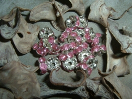 Mooie zilverkleurige spacers met roze steentjes van 8 mm.