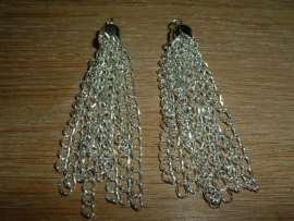 Mooie zilverkleurige hangers in de vorm van een kwastje.