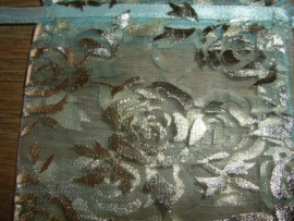 Mooie zachtblauwe organza zakjes met goudkleurige opdruk 9,5 x 7,5 cm.
