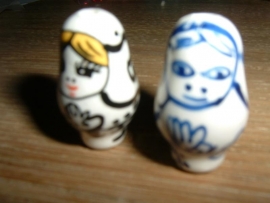 Leuke matroesjka`s in 2 verschillende mooie kleuren 26 x 15 mm.