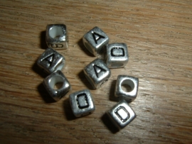 Mooie  zilverkleurige letterkralen in de vorm van een blokje.