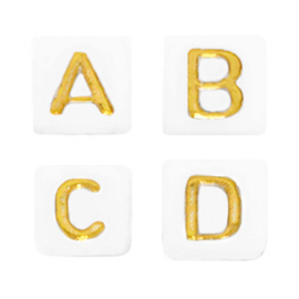 Witte letterkralen met gouden letters in de vorm van een blokje  6x6mm