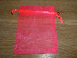 Mooie felroze organza zakjes 9 x 7 cm.