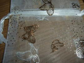 Mooie witte organza zakjes met vlinders 10 x 8 cm.