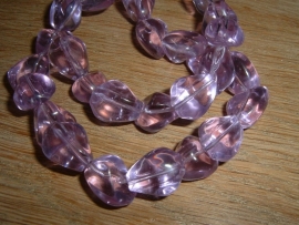 Mooi gevormde glaskralen in transparant paars